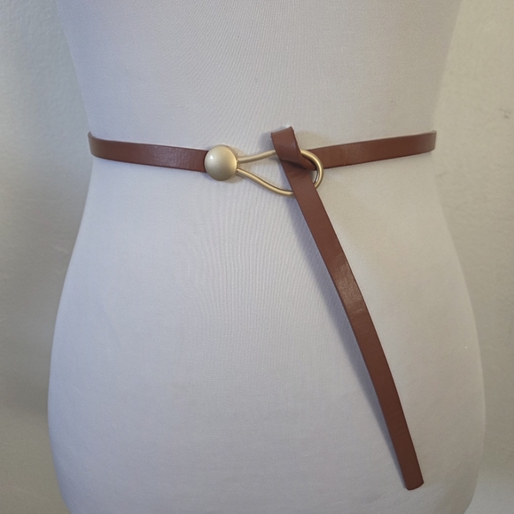 Brown thin belt with gold circular buckle - Picture 4 of 7
